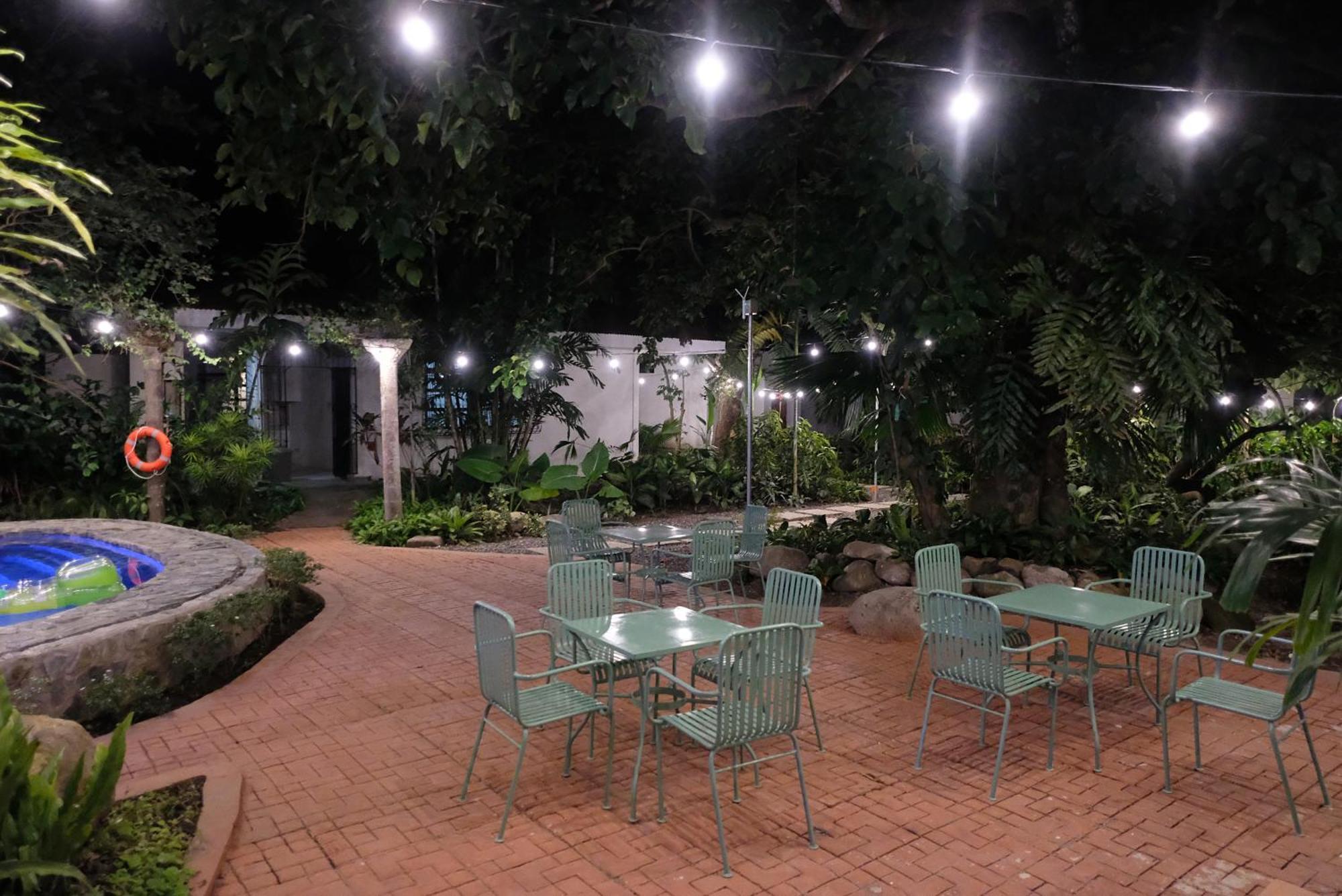 Hostel Mad Monkey Dumaguete Dumaguete City Exterior foto